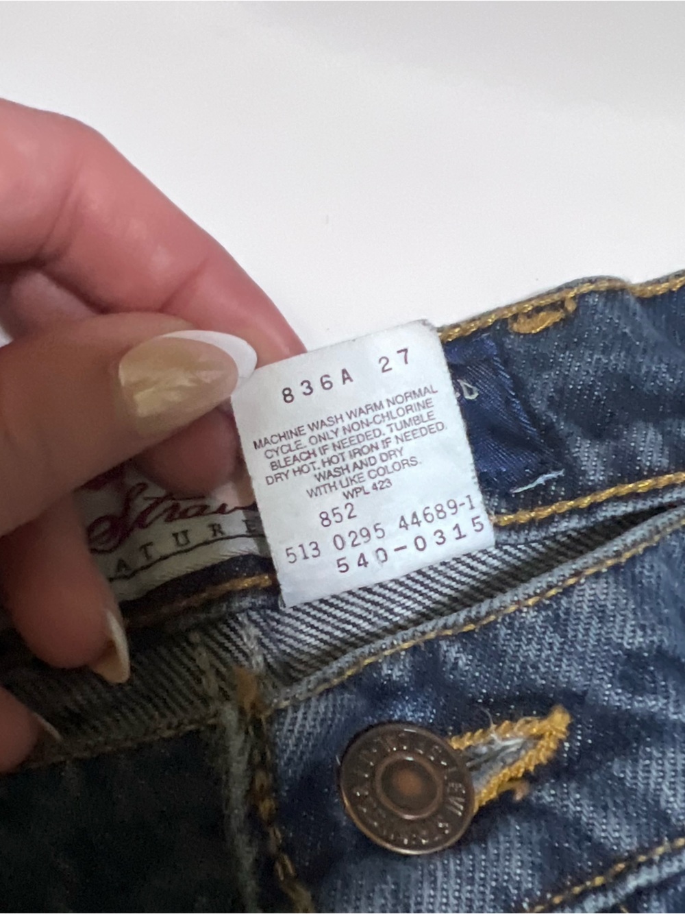 Vintage 1995 Levi's Men's Relaxed Fit Dark Blue Denim Jeans (Gold Tab) - Picture 7 of 9
